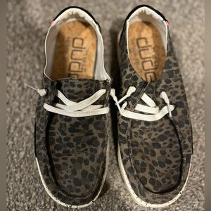 Women’s leopard Hey Dudes EUC